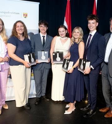 Ausgezeichnete Maturantinnen und Maturanten mit ihren Ehrengeschenken, gemeinsam mit Bildungslandesrätin Daniela Winkler und Bildungsdirektor Alfred Lehner beim Empfang im Kulturzentrum Eisenstadt